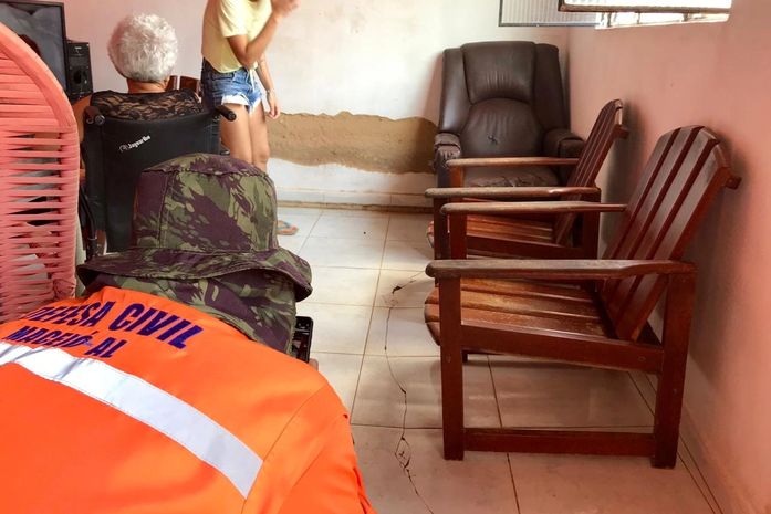 Defesa Civil analisa fissuras no bairro do Bom Parto.