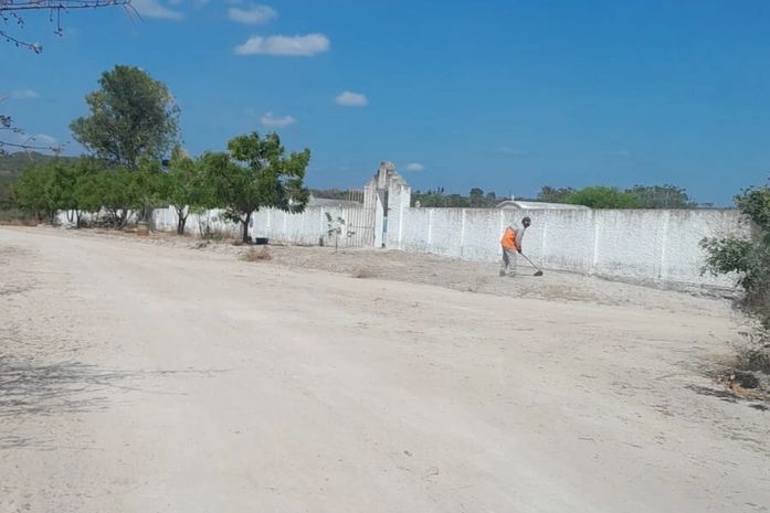 Prefeitura de Delmiro Gouveia intensifica limpeza nos cemitérios públicos para o Dia de Finados