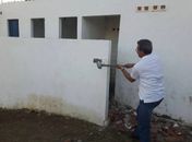 Prefeito inicia derrubada de banheiros