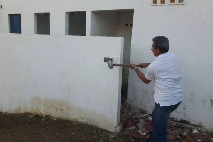 Prefeito inicia derrubada de banheiros