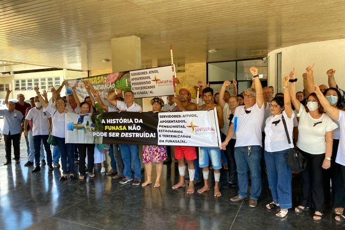 Servidores, aposentados e representantes indígenas fazem ato contra o fim da Funasa