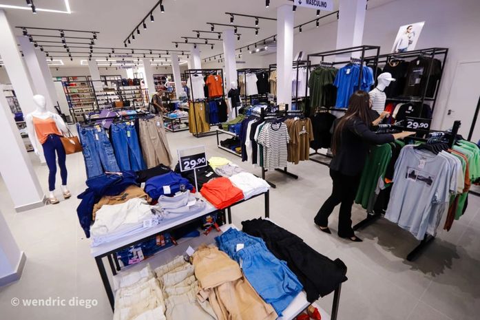 Prefeita Tia Júlia prestigia inauguração de nova filial da Vila Shop, no centro de Palmeira