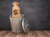 
Aos 73 anos, analfabeta, vivendo com R$ 600 por mês, Dona Joana encontrou R$ 180 mil no lixo. E, devolveu ao dono
