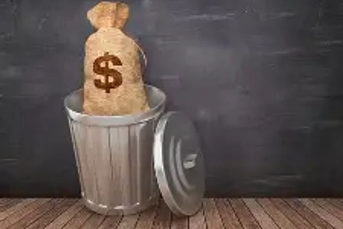 Aos 73 anos, analfabeta, vivendo com R$ 600 por mês, Dona Joana encontrou R$ 180 mil no lixo. E, devolveu ao dono