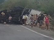 Carreta tomba e carga de biscoitos é saqueada em Joaquim Gomes