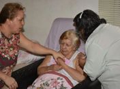 Influenza: equipes levam imunização para idosos acamados em casa