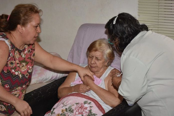 Influenza: equipes levam imunização para idosos acamados em casa