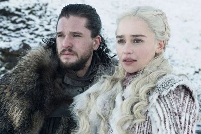 Após um longo hiato, série "Game of Thrones" volta fomentando intrigas na estreia de sua última temporada