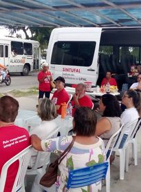 Técnicos administrativos da Ufal em greve realizam manifestação em defesa das reivindicações da categoria