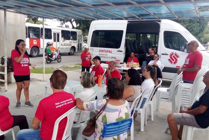 Técnicos administrativos da Ufal em greve realizam manifestação em defesa das reivindicações da categoria
