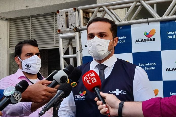 Expectativa é que primeiras doses da vacina cheguem ainda em janeiro, afirma Ayres