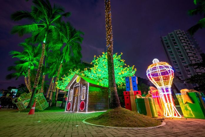 Educação leva alunos da Ejai para visitar decoração natalina na orla de Maceió