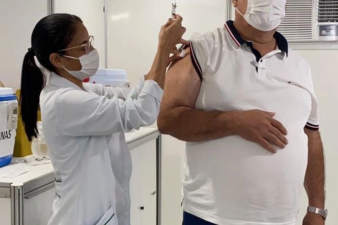 Prefeito George Clemente, de São Miguel dos Campos, recebe a 2ª dose da vacina contra a COVID-19