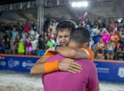 Allan Oliveira abraçado com Thales Santos ano passado no Macena Open
