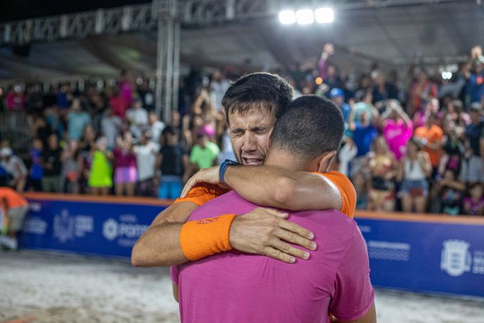 Allan Oliveira abraçado com Thales Santos ano passado no Macena Open