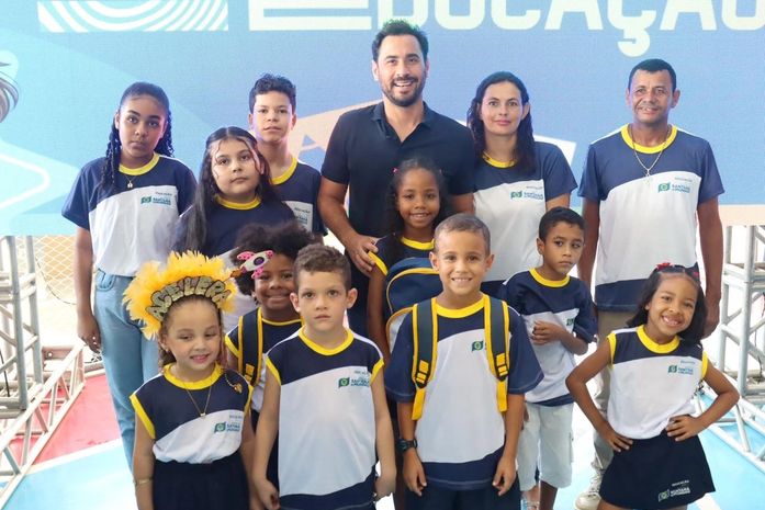 Acelera na educação: Prefeito de Santana do Mundaú assina OS para reforma de escola e apresenta novos fardamentos, mochilas e kits escolares