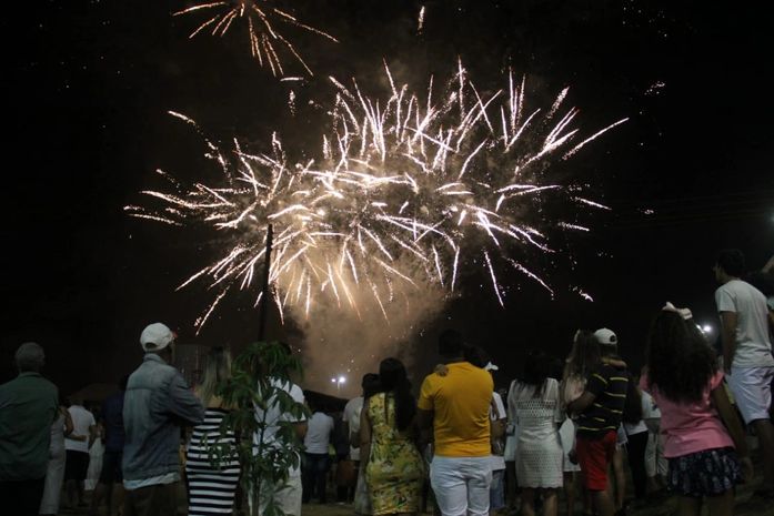 Com fogos e muita música, famílias curtiram Virada de Ano no Bosque das Arapiraca