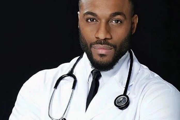 “Aquele homem negro lá dentro do consultório é mesmo o médico?”-perguntou a mulher branca.