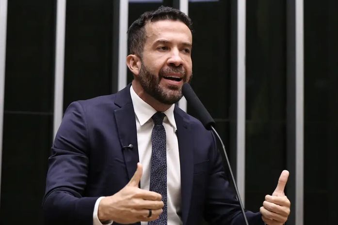 Deputado André Janones é internado com arritmia em São Paulo