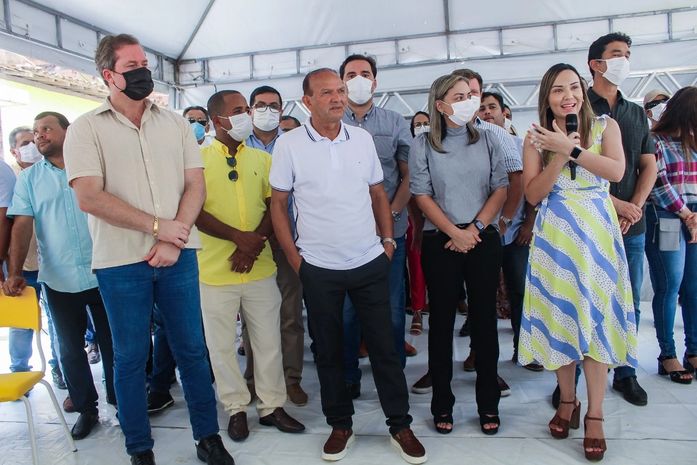 Prefeita Fernanda discursa enaltecendo apoio de seu pai, Cícero Cavalcante e o conjunto de parcerias