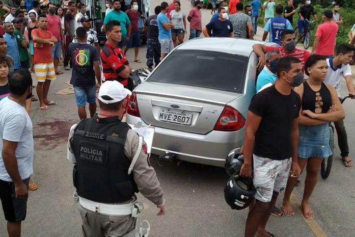 Acidente envolveu uma moto e um carro; condutor e garupa da motocicleta ficaram feridos