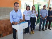 Prefeito Pedoca garante sete ordens de serviço para escolas e quadras numa só manhã