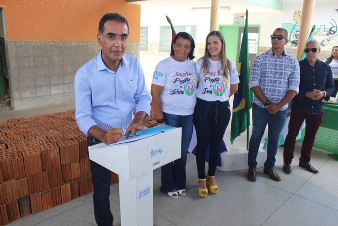 Prefeito Pedoca garante sete ordens de serviço para escolas e quadras numa só manhã