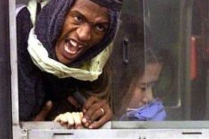 Ele foi abandonado pelo pai antes mesmo de nascer; viu aos oito anos a própria mãe ser assassinada bem na sua frente...