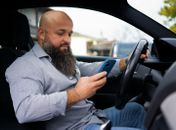 Carros de aplicativo não podem ser adesivados com propaganda eleitoral; veja valor da multa