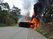 Caminhão tomba e pega fogo na BR-104, no interior de Alagoas; assista ao vídeo