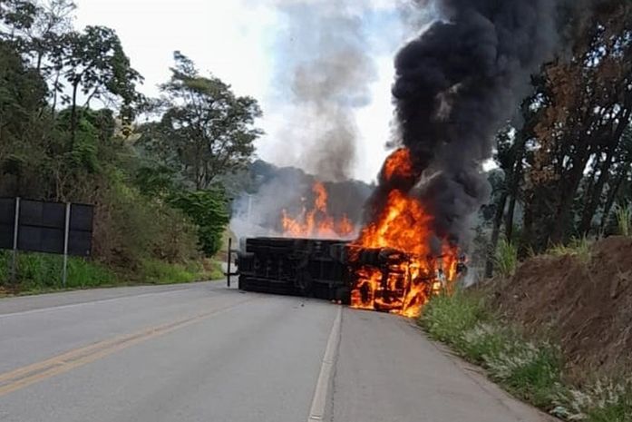 Caminhão tomba e pega fogo na BR-104, no interior de Alagoas; assista ao vídeo
