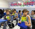 Alunos recebem tabela personalizada dos jogos da copa do mundo para acompanhar resultados das partidas