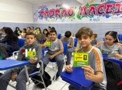 Alunos recebem tabela personalizada dos jogos da copa do mundo para acompanhar resultados das partidas