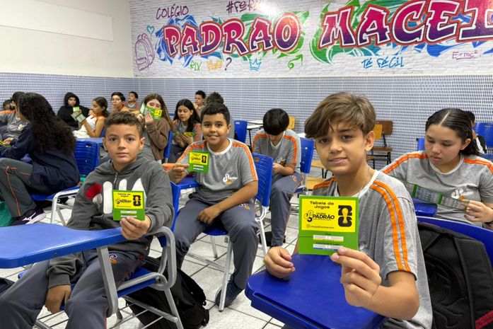 Alunos recebem tabela personalizada dos jogos da copa do mundo para acompanhar resultados das partidas