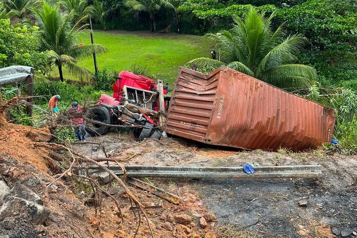 Idoso fica ferido após caminhão capotar na BR-101, em Alagoas