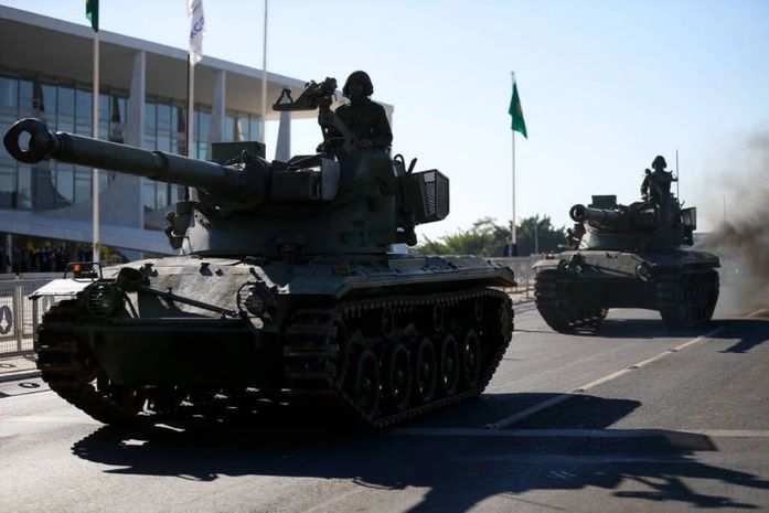 Políticos alagoanos repercutem desfile militar em frente ao Congresso Nacional