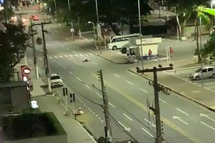 Moradores flagram momento em que homem é morto a tiros na Orla de Pajuçara; veja vídeo