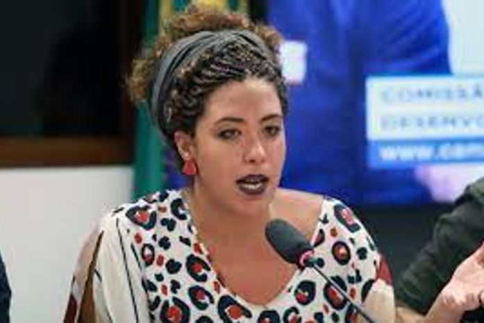 A deputada federal, Talíria Petrone, dos 200 mil votos, é a pré-candidata do PSOL, a prefeita de Niterói. Essa preta do Rio de Janeiro é arretada, demais!