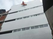 Funcionário de construção cai de laje de edifício, no Farol; veja vídeo