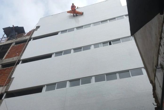 Funcionário de construção cai de laje de edifício, no Farol; veja vídeo