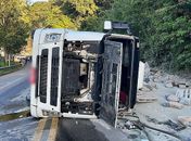 Caminhão carregado com cimento tomba em trecho da BR-316, em Atalaia