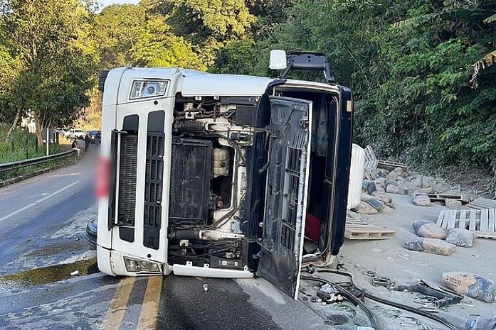 Caminhão carregado com cimento tomba em trecho da BR-316, em Atalaia
