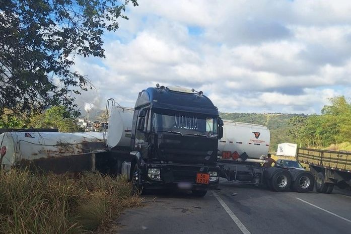 PRF organiza desvio na BR 101 até retirada de tanque tombado em Teotonio Vilela