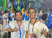 Rodrigo Valença orgulhosamente desfila na Sapucaí ao lado do prefeito JHC e da primeira dama de Maceió