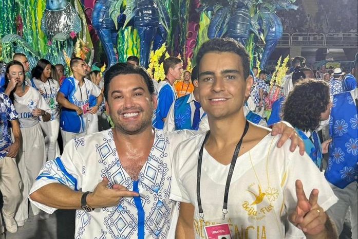 Rodrigo Valença orgulhosamente desfila na Sapucaí ao lado do prefeito JHC e da primeira dama de Maceió