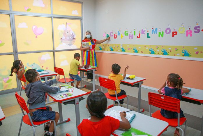 Crianças voltam às creches e pais destacam importância do desenvolvimento infantil