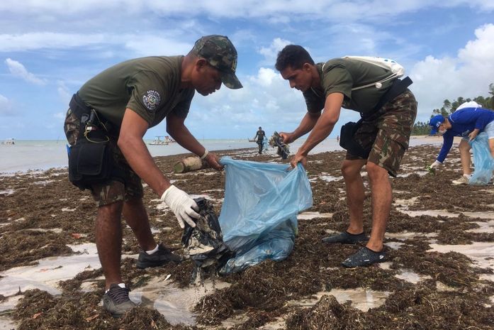 Mutirão retira lixo trazido pelo mar para praias de Porto de Pedras