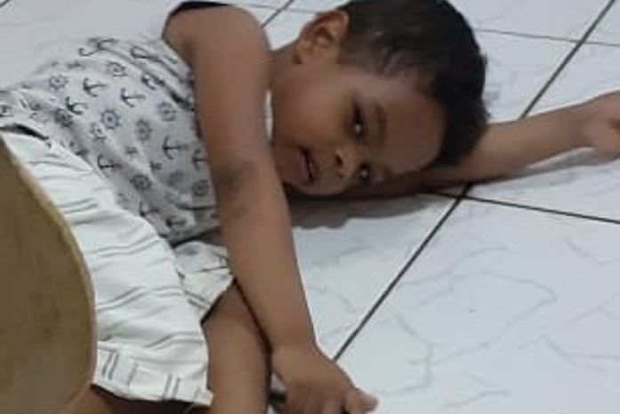 -Estou operado. Preciso de muletas- pede o menino de 4 anos.