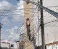 Criança cai de segundo andar de residência, fica presa em fiação elétrica e é resgatada em Delmiro Gouveia
