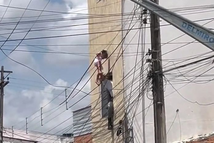 Criança cai de segundo andar, fica presa em fiação e é resgatada em Delmiro Gouveia
